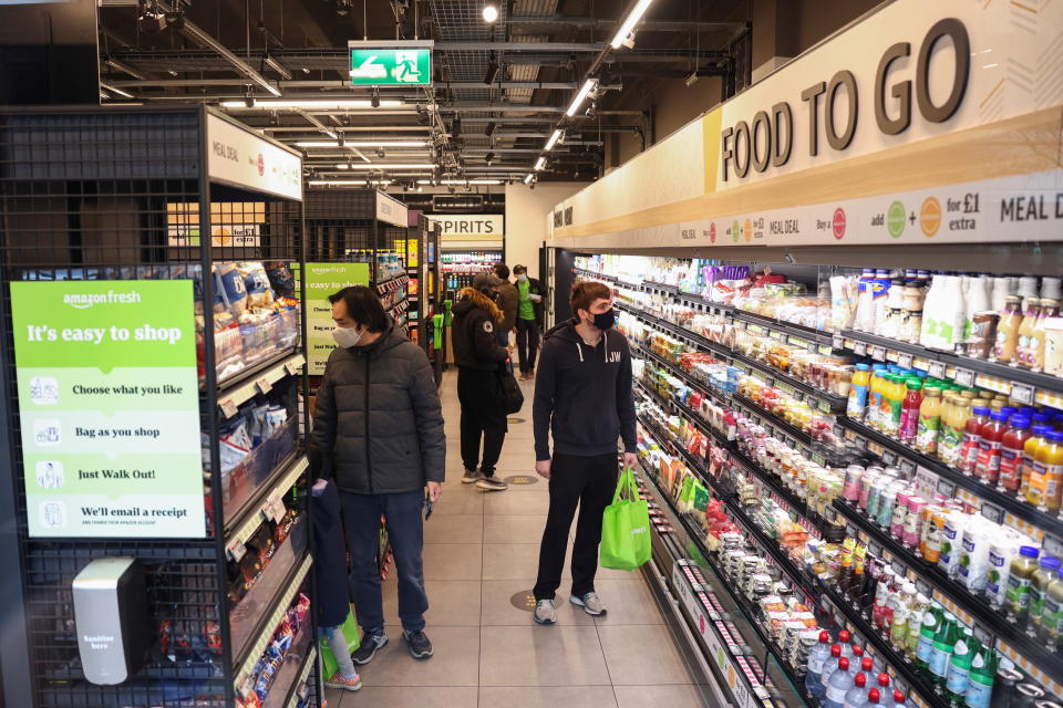 Clientes en la tienda de Amazon Fresh en Londres. REUTERS/Henry Nicholls