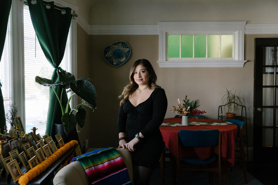 Lupita Uribe en su hogar en San Francisco. Con 29 años, está planeando que su madre se mude algún día a vivir con ella y con su esposo. "Siempre digo que soy el plan de jubilación de mis padres". (Jason Henry/The New York Times)