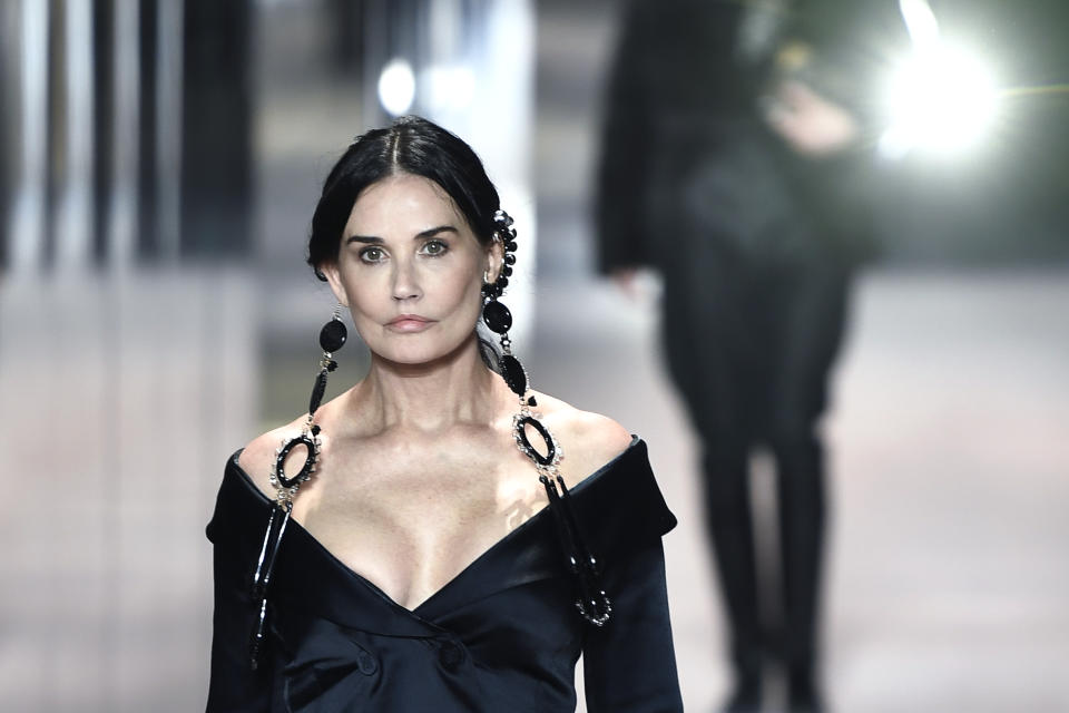 Demi Moore desfila para el creador británico Kim Jones -Fendi- en la semana de la alta costura de París, el 27 de enero de 2021.  (Photo by STEPHANE DE SAKUTIN/AFP via Getty Images)