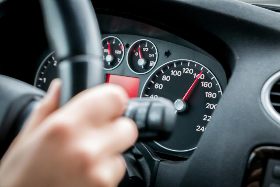 Wer beim Autofahren Sprit sparen möchte, sollte sein Tempo im Auge behalten. (Bild: Getty Images)