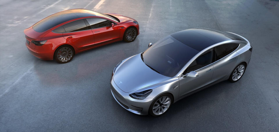 <p>El Model 3 es la adición más reciente a la flota de Tesla. Se está promocionando como el vehículo eléctrico más asequible y práctico del mercado, con un precio de 35.000 dólares para atraer a los compradores estadounidenses de clase media. Su producción se concentrará en una fábrica de Nevada. (Tesla.com) </p>