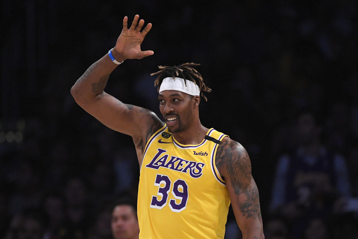 Ding: Shirt on his back helps Lakers' Howard stay on court