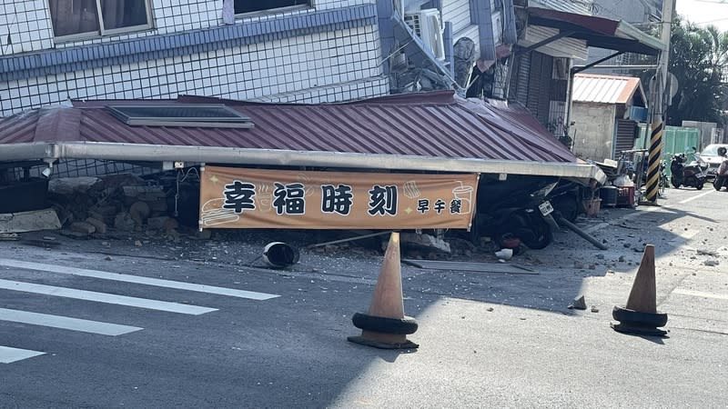 花蓮市北濱街「幸福時刻早午餐」房屋嚴重傾斜，一樓整層消 失 （民眾提供） 中央社記者林巧璉傳真