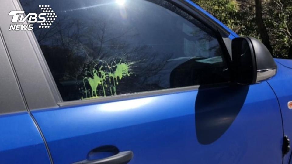 民眾的車窗上留下綠色顏料。（圖／TVBS）