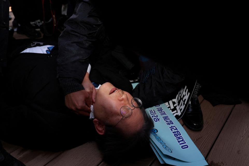 李在明1月2日在釜山遭歹徒刺中頸部倒地。路透社