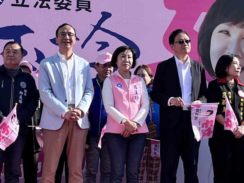 國民黨主席朱立倫（前左2）17日出席立委參選人呂玉玲婦女後援會成立大會時表示，為了台灣的民主改革，一定要藍白合作。（中央社）