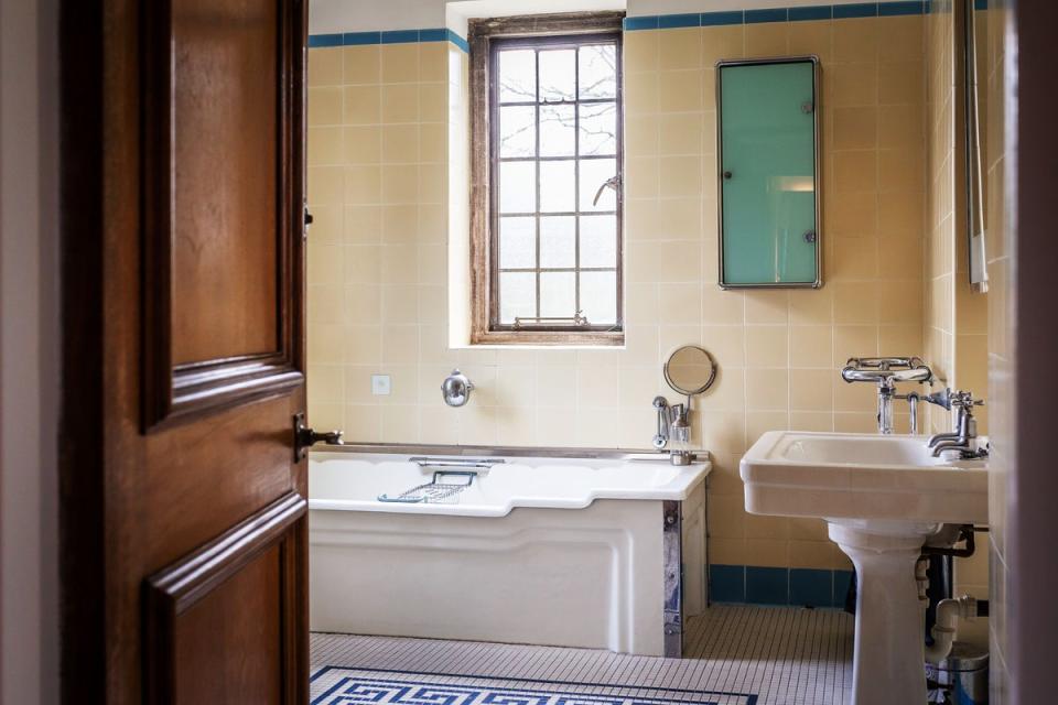 The house retains touches of Art Deco in the bathrooms, with Crittall windows and chrome finishes (House.Partnership)