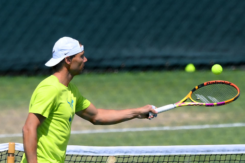 Rafael Nadal entrenó un día después de sufrir un desgarro en el abdomen en Wimbledon.  (Foto de Sean Pottrell/Getty Images)