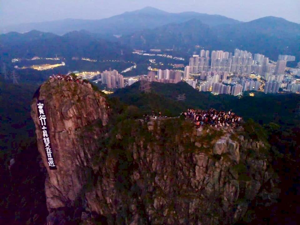 中秋夜、香港民眾在獅子山上齊喊光復香港、時代革命。（馮啟恩 攝）