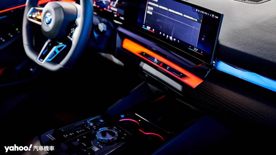同樣採取12.3吋與14.9吋合一的懸浮式曲面螢幕與全新Operating System 8.5為BMW全新5系列帶來更好的使用者體驗。
