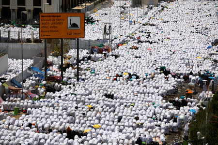 Muslim pilgrims pray outside Namira Mosque on the plains of Arafat during the annual haj pilgrimage, outside the holy city of Mecca, Saudi Arabia August 20, 2018. REUTERS/Zohra Bensemra