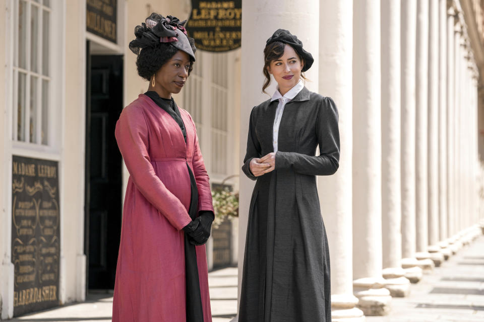 En esta imagen difundida por Netflix, Nikki Amuka-Bird, a la izquierda, y Dakota Johnson en una escena de "Persuasion". (Nick Wall/Netflix vía AP)