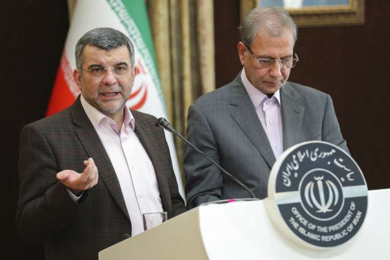 左起為伊朗衛生部副部長哈利其、總統府發言人拉比耶。（AP）
