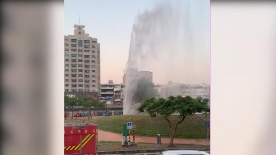 台南安平水管「爆管」水噴12米。（圖／翻攝畫面）