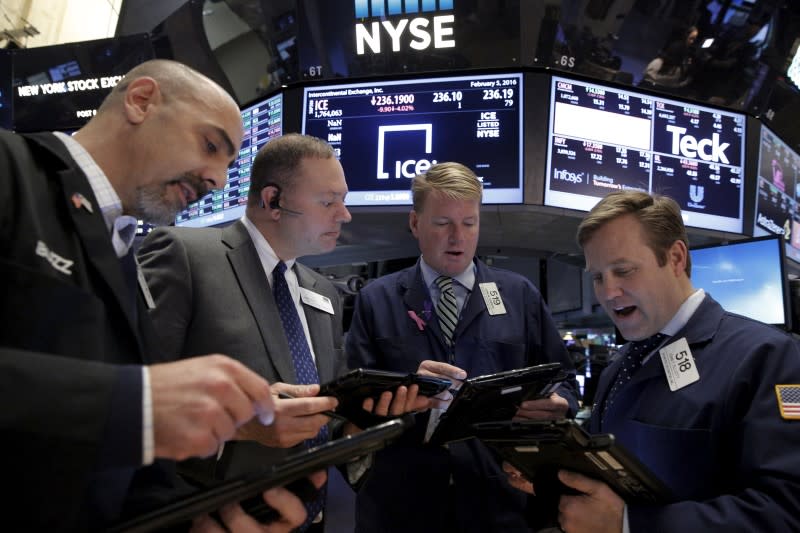 Traders work with a floor official (2nd L) on the floor of the New York Stock Exchange (NYSE) February 5, 2016. REUTERS/Brendan McDermid