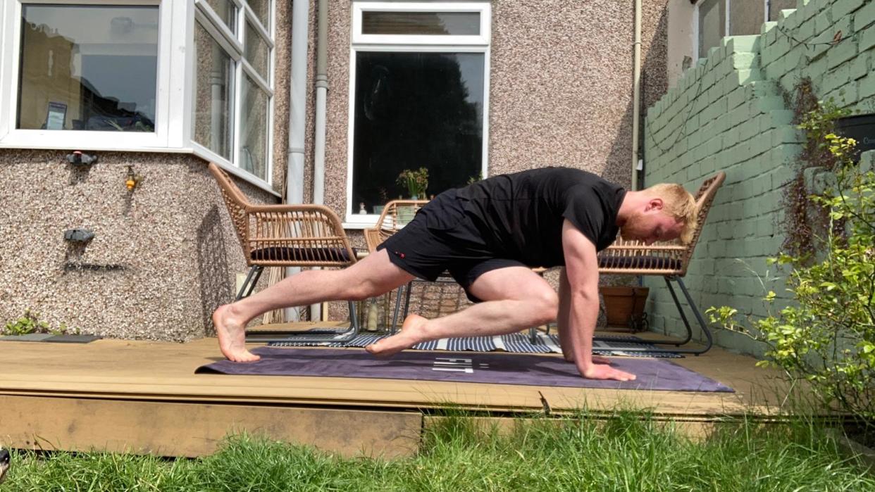  Fit&Well writer Harry Bullmore trying Chris Hemsworth's four-move core workout 