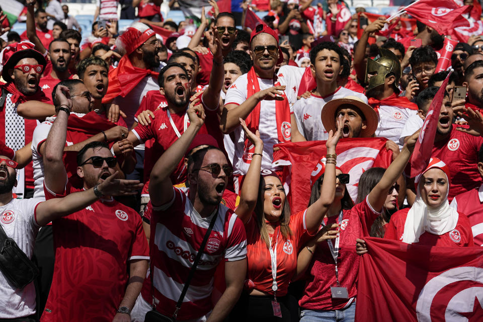 La afición tunecina anima antes del inicio del juego del Grupo D del Mundial entre Túnez y Australia, en el estadio Al Janoub, en Al Wakrah, Qatar, el 26 de noviembre de 2022. (AP Foto/Ebrahim Noroozi)