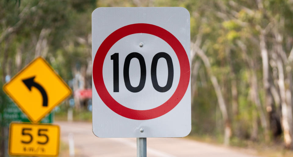 A 100km/ph speed zone sign
