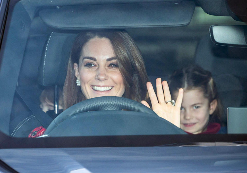 C’est la tradition ! Chaque année, quelques jours avant Noël, la famille royale se retrouve au palais de Buckingham pour un déjeuner qui lance les festivités. Et chaque année, les photographes sont présents pour immortaliser l’arrivée des membres de la famille, avant que ne se referment les grilles du palais.Après une année mouvementée (la déclaration de guerre de Meghan et Harry aux médias, les accusations d’infidélité du prince William, et le scandale Epstein dans lequel le prince Andrew est mêlé) ce repas était très attendu. Un signe de bonne entente entre les différents membres de la famille royale, un moment où l’unité compte. Mais à en croire les photos, le prince Harry, son épouse Meghan Markle et leur fils Archie ont séché ce déjeuner royal. Sont-ils encore en Californie chez la mère de Meghan ? Vont-ils rentrer pour les fêtes ?Sur les photos, on aperçoit le prince William au volant, avec son fils aîné, le prince George, ronchon à ses côtés. Dans une deuxième voiture, son épouse, Kate Middleton, arrive avec la princesse Charlotte, qui semble passer du rire aux larmes, et au fond, on voit le petit dernier de la fratrie, le prince Louis, dans son petit pull de Noël.On aperçoit aussi la princesse Beatrice, fraichement fiancée, et le prince Edward, plus jeune fils de la reine, avec sa famille. La princesse Anne, sœur du prince Charles, est arrivée avec son mari, tout comme le prince Charles et Camila. Le prince Andrew, qui s’est retiré de la vie publique suite à l’affaire Epstein, était aussi présent, et a fait une arrivée discrète, sans ses filles.