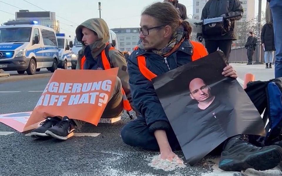 Police had to cut out a whole piece of asphalt to free Raul Semmler after a protest in the city of Mainz - CEN