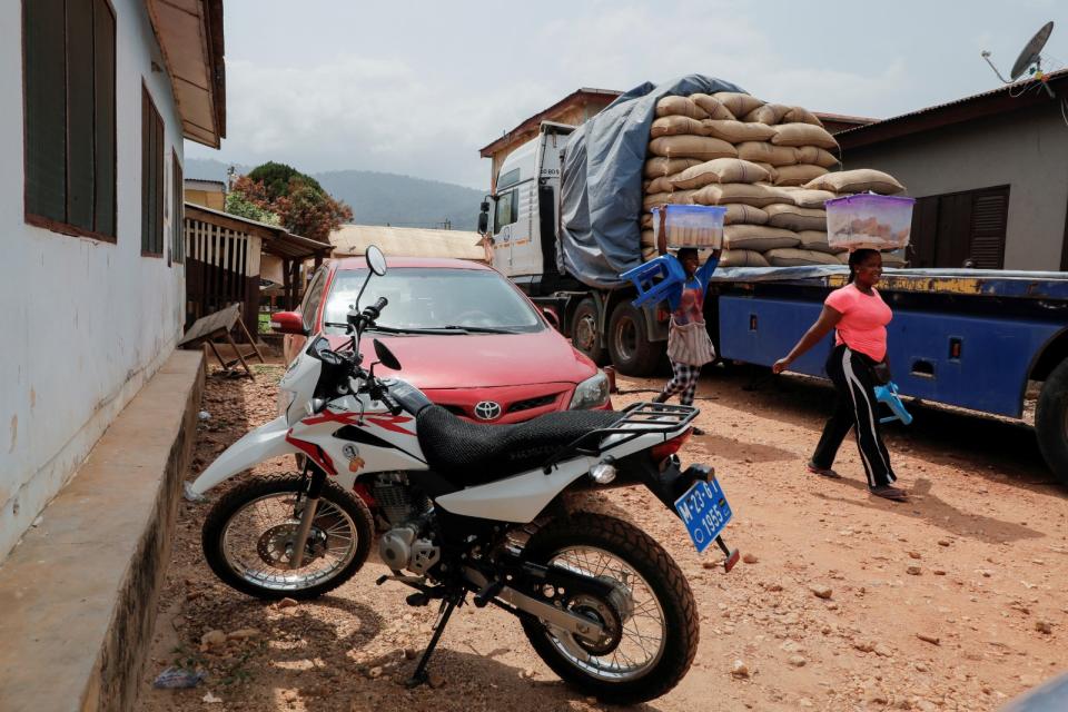 2024年2月28日，迦納東部夸本（Kwabeng）一個可可倉庫裡外，卡車上放著準備運走的可可豆。路透社