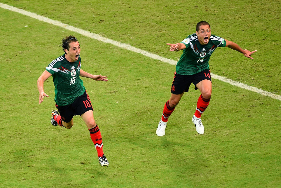 Javier 'Chicharito' Hernández festeja junto a Andrés Guardado tras marcar un gol en el partido contra Croacia en la fase de grupos del mundial de Brasil 2014.  (Foto: Laurence Griffiths/Getty Images)