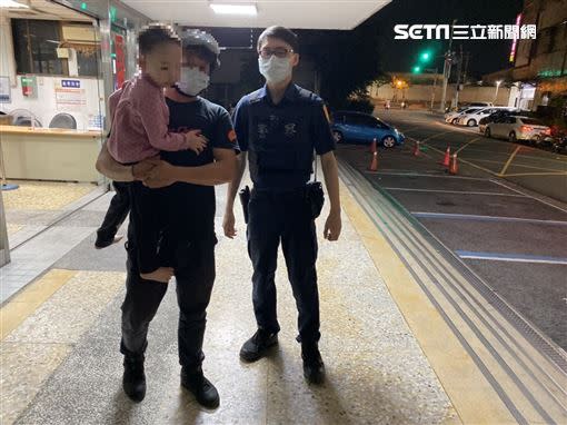 呂童家人與警方合影留念。（圖／翻攝畫面）