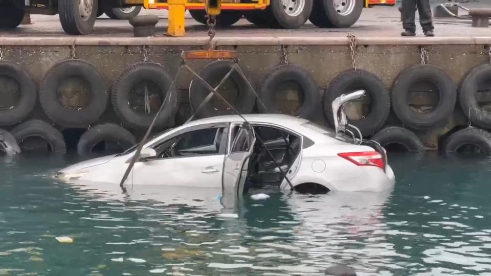 ▼銀色轎車從漁港中被吊起，整輛車被海水灌入。（圖／東森新聞）