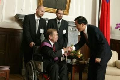 哈維爾（前排左）在2004年受陳水扁（前排右）之邀訪台，陳水扁授勳給哈維爾，並推崇他為世界級的思想家。（翻攝自總統府）
