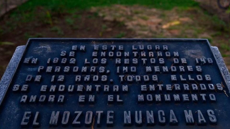 plava conmemorativa de la masacre