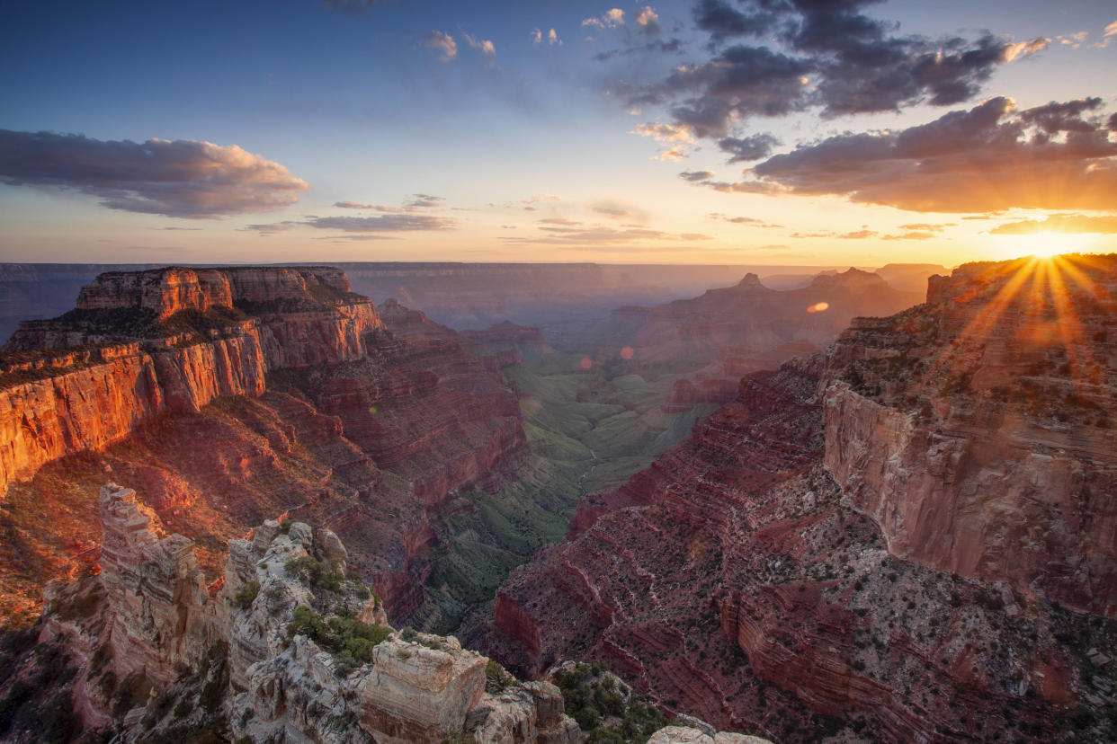 Un adolescent de 13 ans a chuté de 30 mètres d’une falaise mais a survécu à cet incident ( photo de la falaise de North Rim, au Grand Canyon ). 