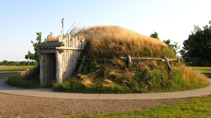 <span class="article__caption">Reconstructed Earthlodge, Knife River Indian Villages National Historic Site, North Dakota</span> (Photo: <a href="https://en.wikipedia.org/wiki/File:Knife_River_Earthlodge.JPG" rel="nofollow noopener" target="_blank" data-ylk="slk:Xerxes2004;elm:context_link;itc:0;sec:content-canvas" class="link ">Xerxes2004</a>/<a href="https://creativecommons.org/licenses/by-sa/3.0/" rel="nofollow noopener" target="_blank" data-ylk="slk:Creative Commons);elm:context_link;itc:0;sec:content-canvas" class="link ">Creative Commons)</a>