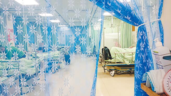 台南市登革熱累計病例數仍在增加中，多家醫院急診病床區掛出蚊帳。圖為台南市立醫院。（程炳璋攝）