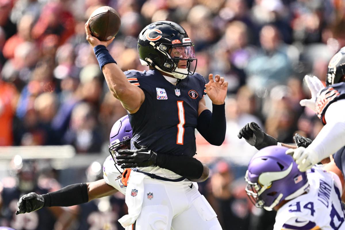 Chicago Bears QB Justin Fields leaves loss to Vikings with right hand  injury