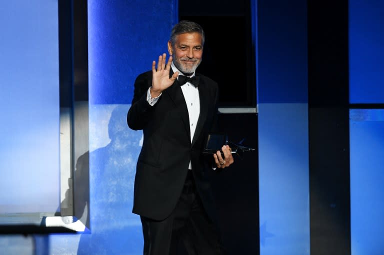 <p>George Clooney a toujours été sensible aux sujets internationaux. Engagé auprès de l’ONU, il participe régulièrement à des conférences, notamment sur le Darfour. En 2015, l’acteur a fait campagne pour Barack Obama. Mais aujourd’hui, il souhaiterait aller encore plus loin. Selon Maëlle Brun et Amelle Zaïd, auteurs du livre George Clooney, une ambition secrète, il aurait l’objectif de devenir Président des Etats-Unis en 2020. Le chemin est encore long… Crédit photo : AFP </p>