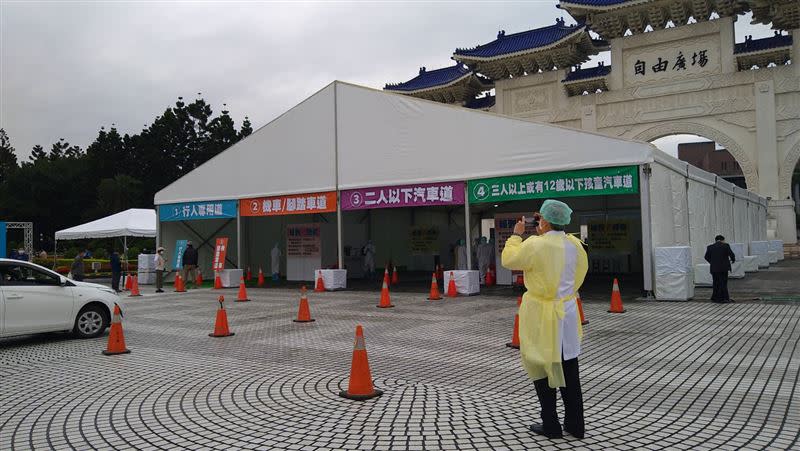 08:00台北榮總院長陳威明喊聲「開始」，首台車輛進入後，篩檢站開啟今日的任務。（圖／記者黃仲丘、記者邱榮吉攝）