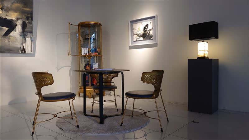   台灣的「莊子順物自然」藝術家具，讓世界家具界驚艷，此為蝴蝶椅。（圖／記者鍾志鵬攝影）