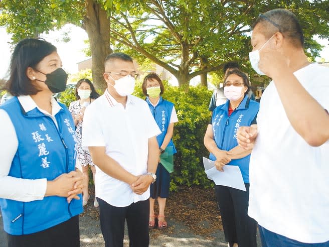 雲林縣2名長者打疫苗後猝死，雲林縣長張麗善（左）前往悼祭協助。（張朝欣攝）