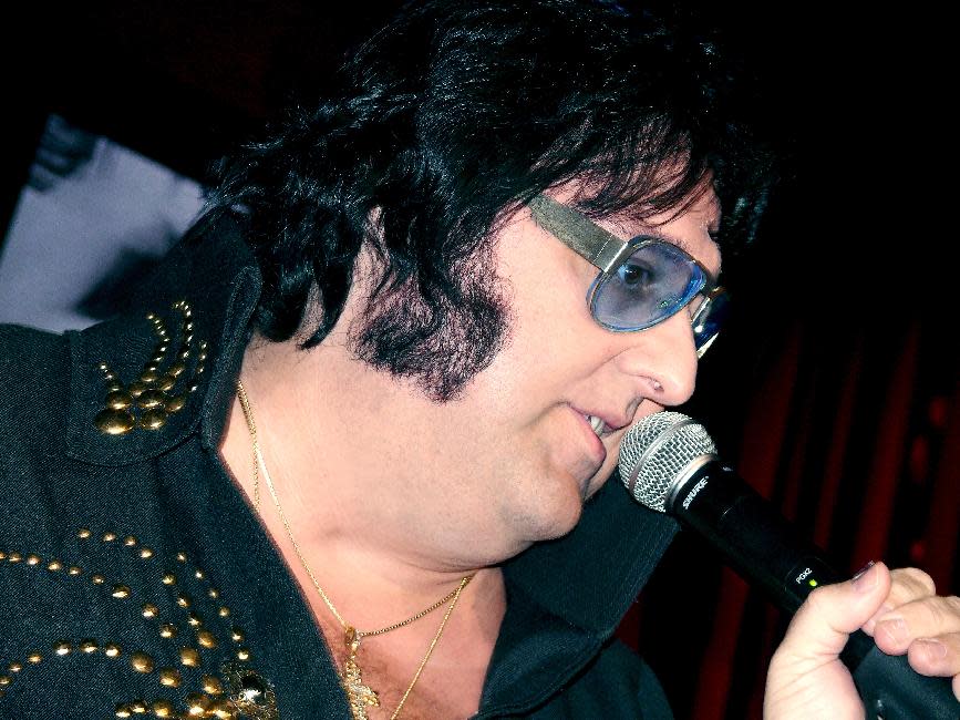 This 2007 photo provided by Caesars Entertainment shows Pete Vallee in his “Big Elvis” show in Las Vegas, Nev. Visitors can catch Vallee’s free performances every weekday afternoon except Wednesday at a piano bar at Harrah’s casino on the Las Vegas Strip. (AP Photo/Caesars Entertainment)