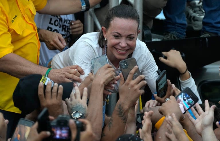 La líder opositora María Corina Machado, a la que el gobierno prohibió ejercer cargos de elección popular, hace campaña en favor del candidato presidencial Edmundo González, el jueves 2 de mayo de 2024, en Maracaibo, Venezuela. 