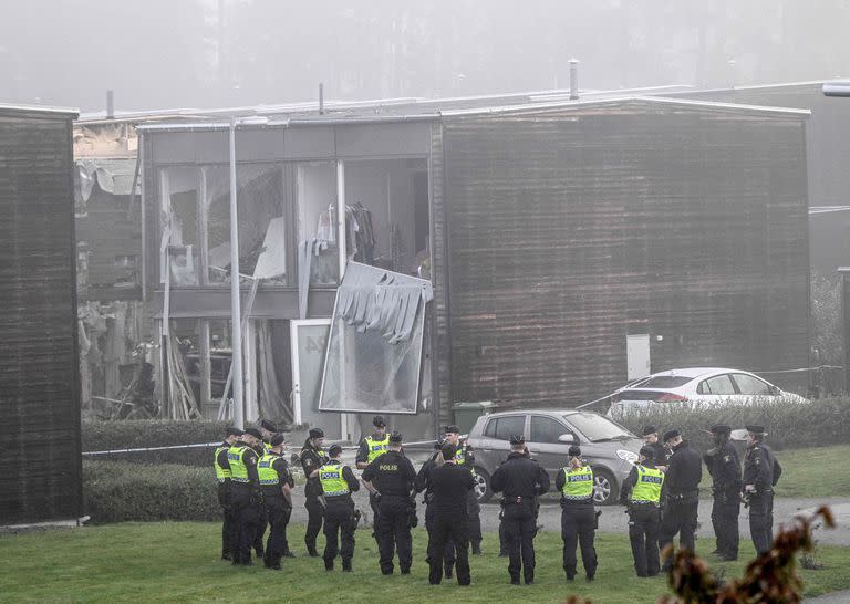 Policías frente a un edificio dañado tras una fuerte explosión ocurrida en la madrugada del 28 de septiembre en una zona residencial de Storvreta, a las afueras de Upsala, Suecia. (Anders WIKLUND / AGENCIA DE NOTICIAS TT / AFP)