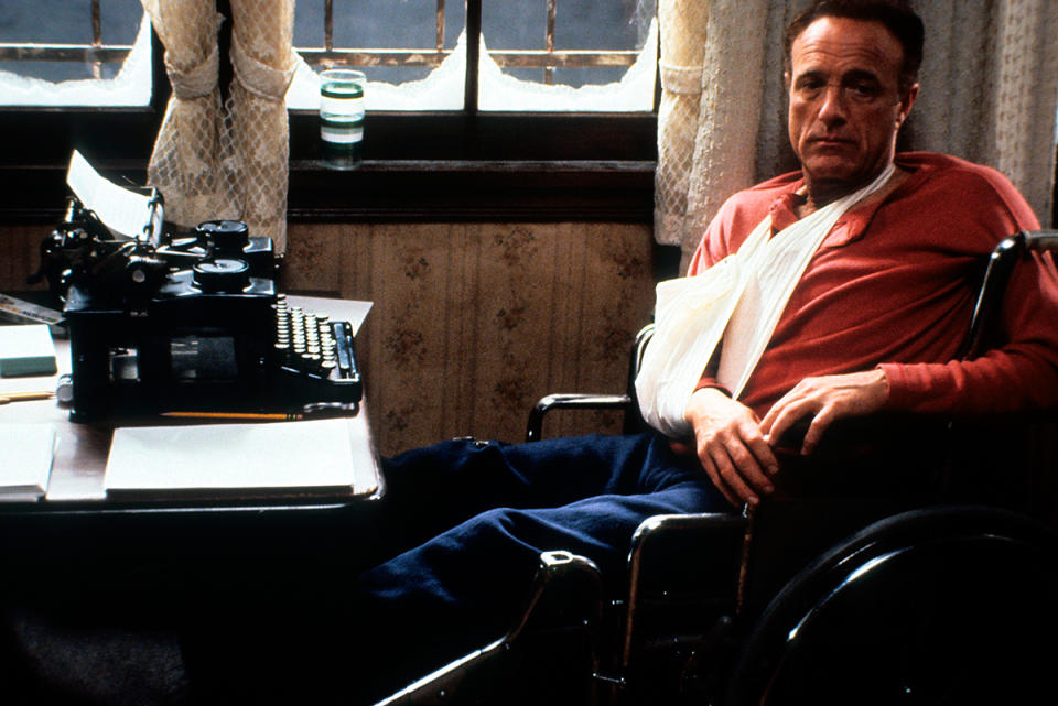 James Caan en silla de ruedas en una escena de la película 'Misery', 1990. (Foto de Columbia Pictures/Getty Images)