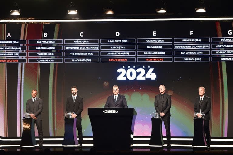 El sorteo de la Copa Libertadores 2024; en los bolilleros, el brasileño Cafú, Lucas Pratto, Martín Palermo y Oscar Ruggeri