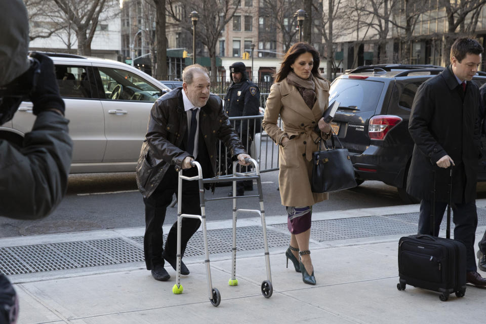 Harvey Weinstein y su abogada Donna Rotunno llegan a un tribunal en Manhattan para asistir al proceso de selección de jurados para su juicio bajo cargos de violación y abuso sexual, el viernes 17 de enero del 2020 en Nueva York. (AP Foto/Mark Lennihan)