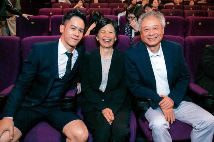 李安65歲生日當天，特別和老婆林惠嘉，一同現身李淳首次擔綱男主角演出的《陪你很久很久》電影首映。（圖／威視電影提供）