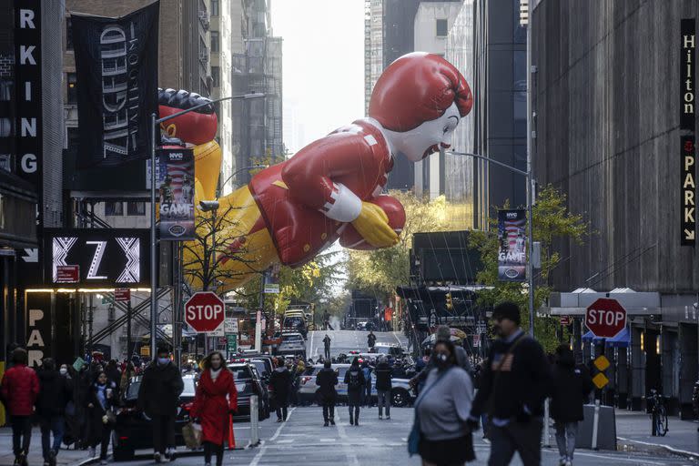 El globo de Ronald McDonald flota durante el desfile de Acción de Gracias, en Nueva York
