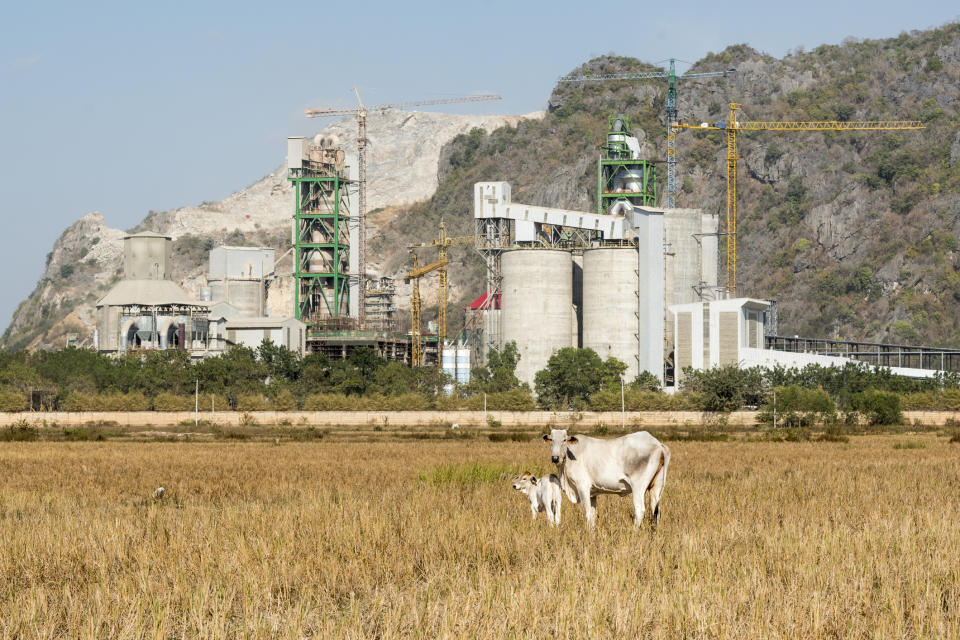 Fábrica de cemento en Camboya. Getty Images