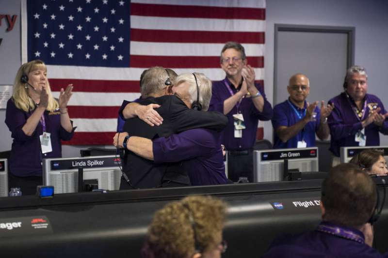 參與卡西尼任務的上千名工作人員15日聚集在實驗室，送老友最後一程。最後卡西尼號的訊號中斷，現場人員難掩不捨。(NASA/JPL-Caltech)