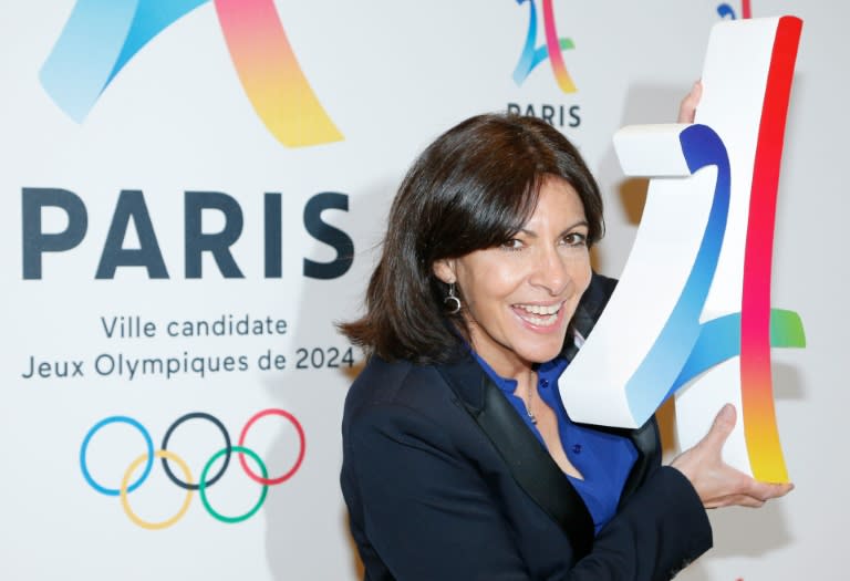 The French capital's bid has political backing from city mayor Anne Hidalgo (R) and President Francois Hollande