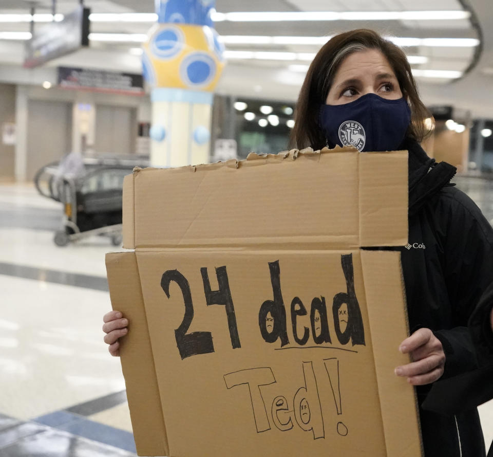 Mary Kay Hoffman sostiene un letrero mientras espera la llegada del senador Ted Cruz en la terminal del Aeropuerto Intercontinental George Bush, el jueves 18 de febrero de 2021, en Houston. (AP Foto/David J. Phillip)